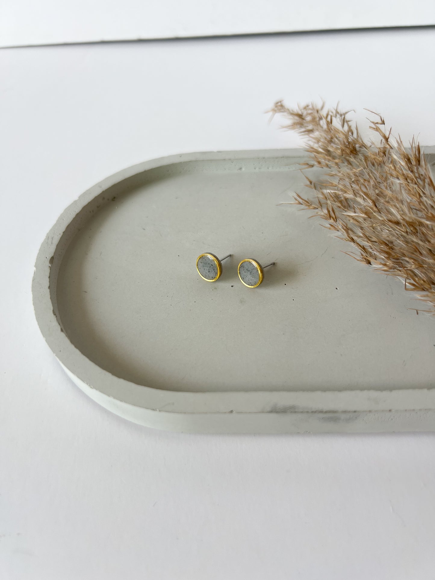 Gold Trim Basic Studs | Granite