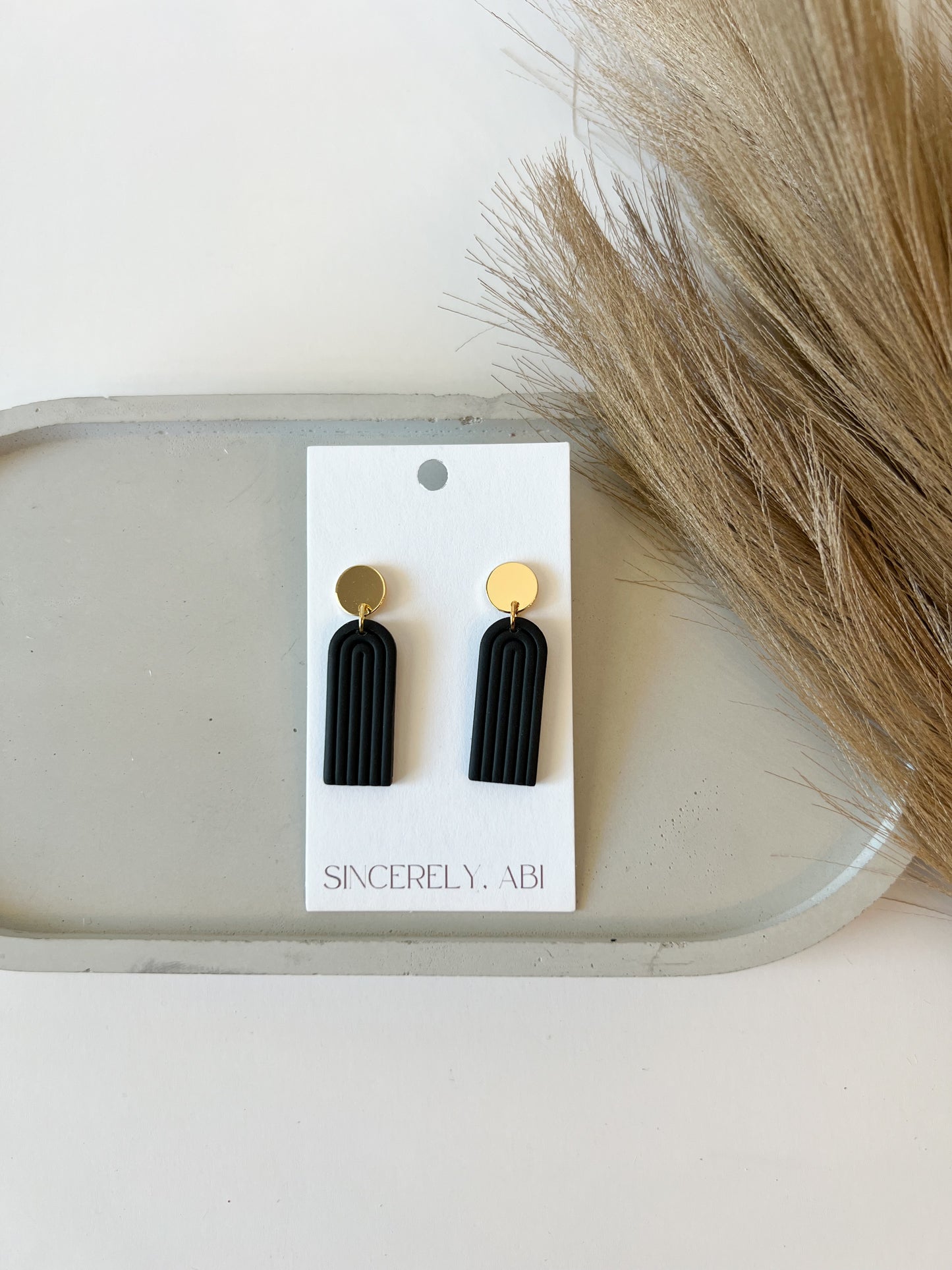 Closed Arch Dangles | Black