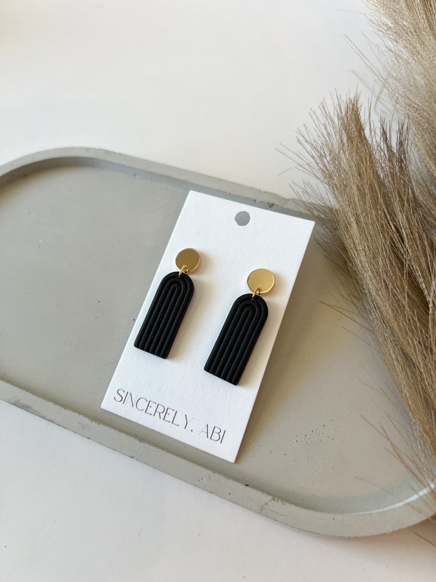 Closed Arch Dangles | Black