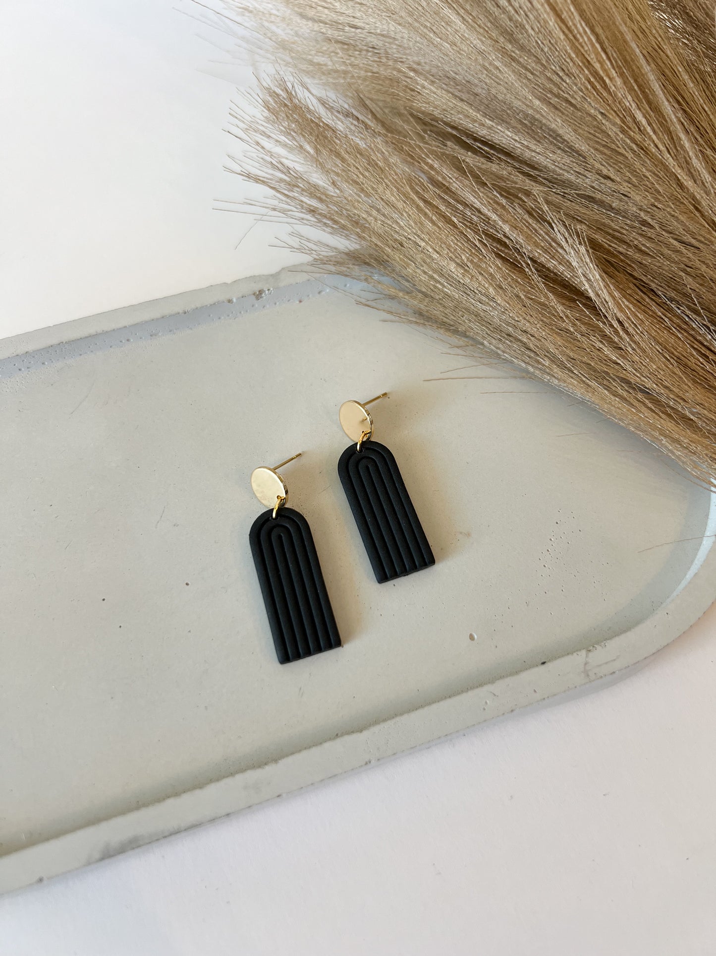 Closed Arch Dangles | Black