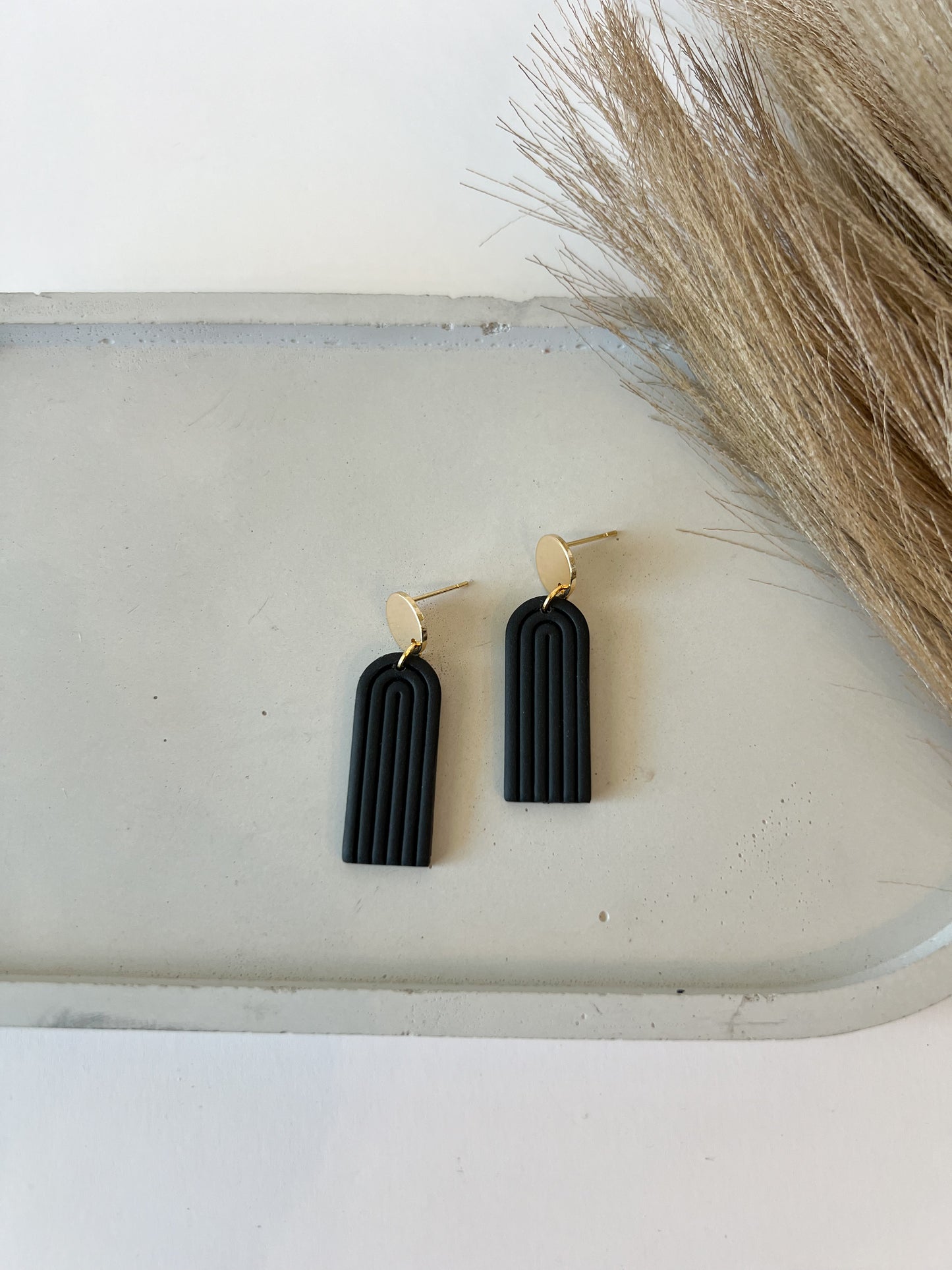 Closed Arch Dangles | Black