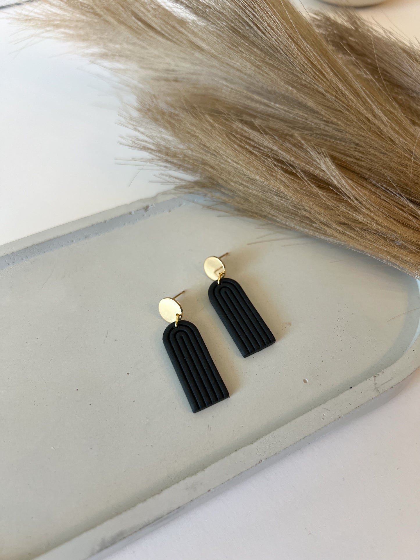 Closed Arch Dangles | Black