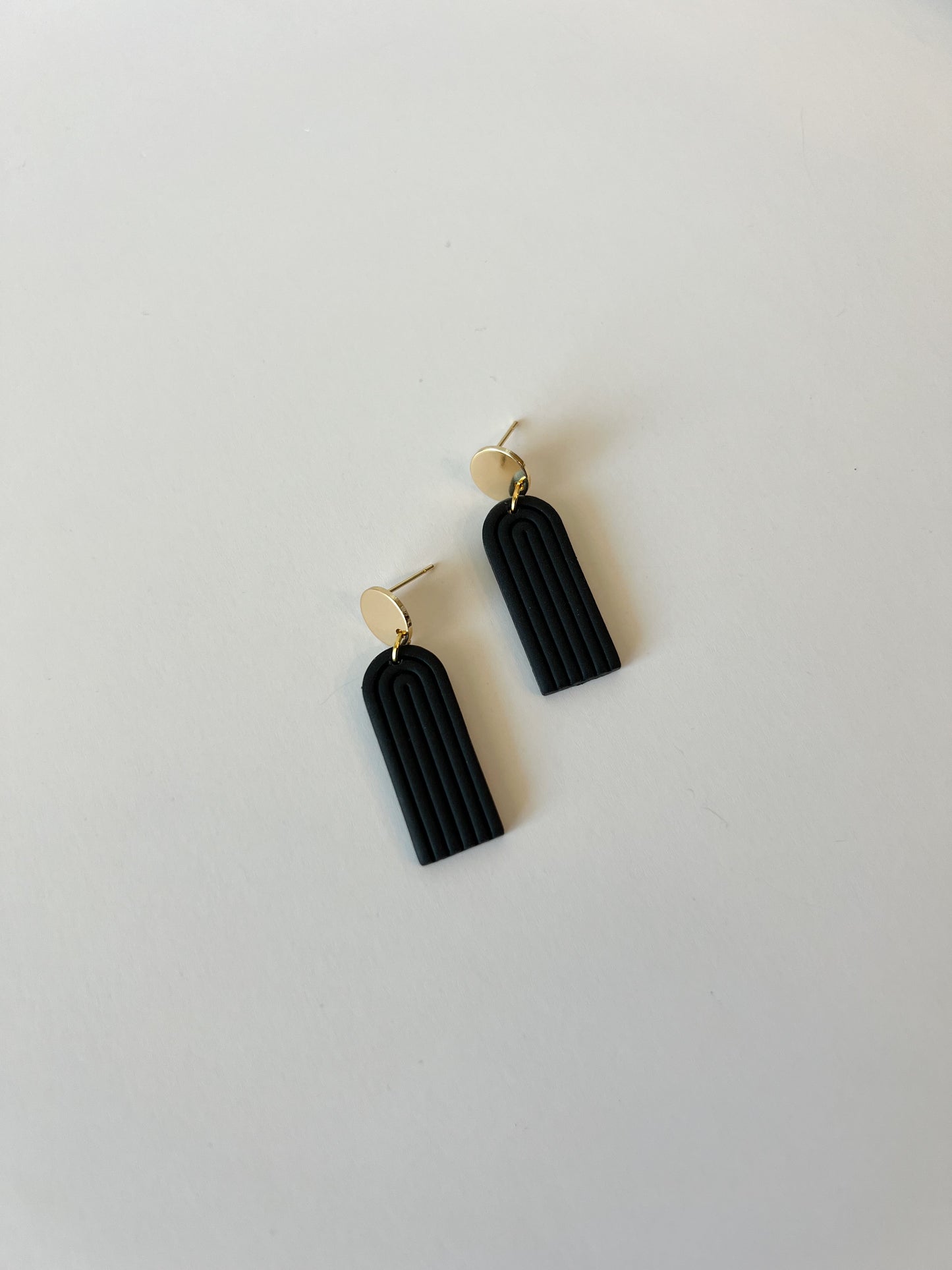 Closed Arch Dangles | Black