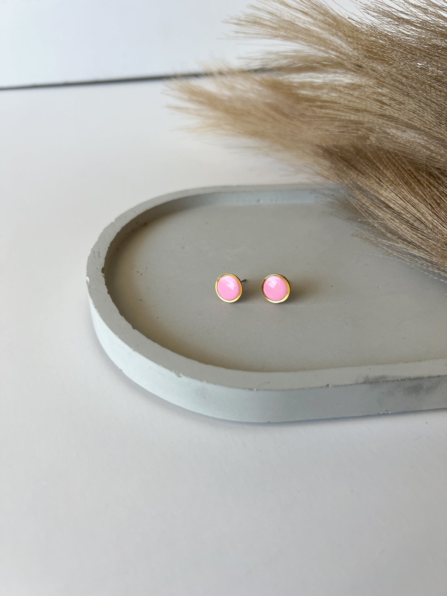 Gold Trim Basic Studs | Bubblegum