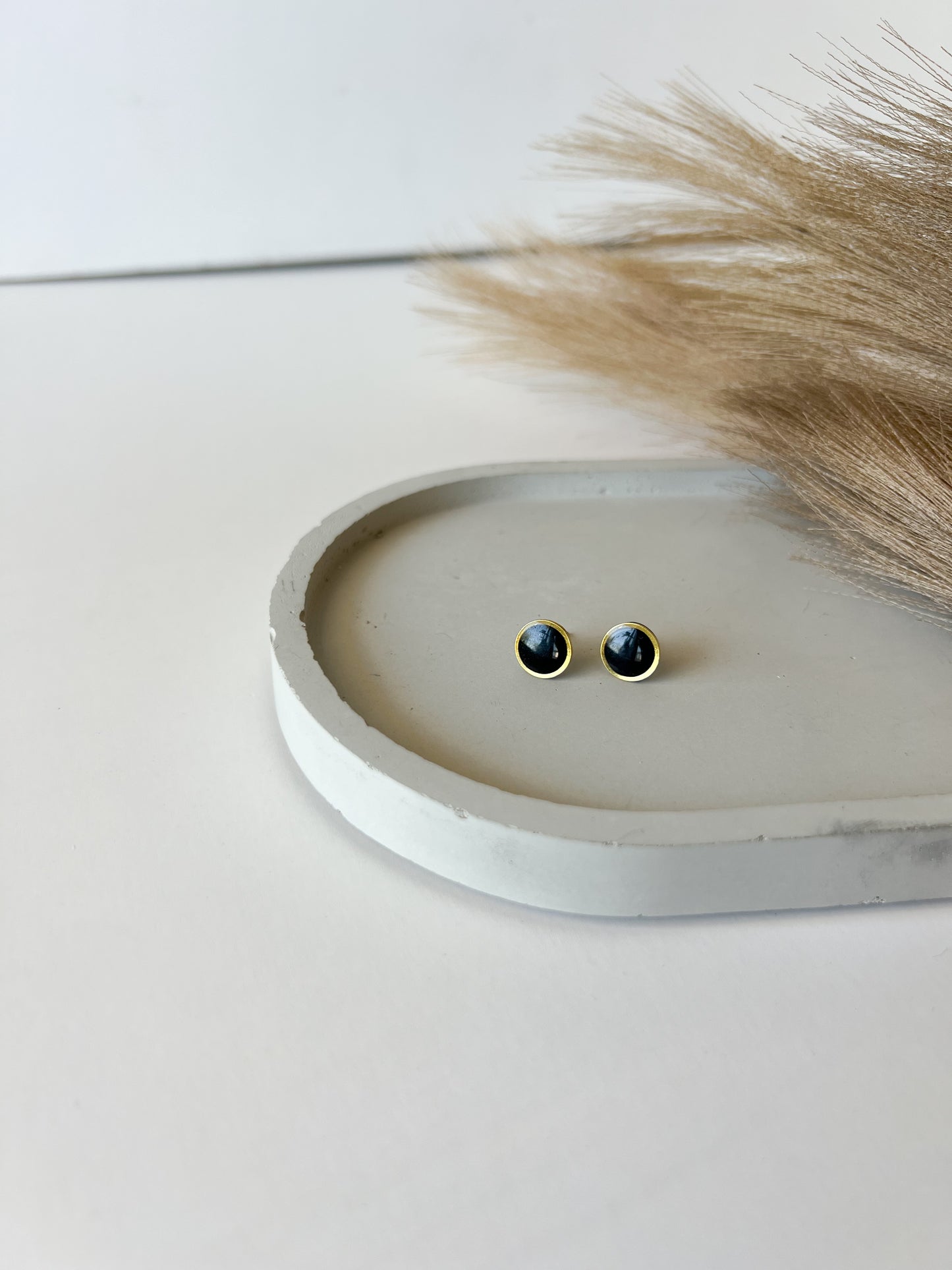 Gold Trim Basic Studs | Black