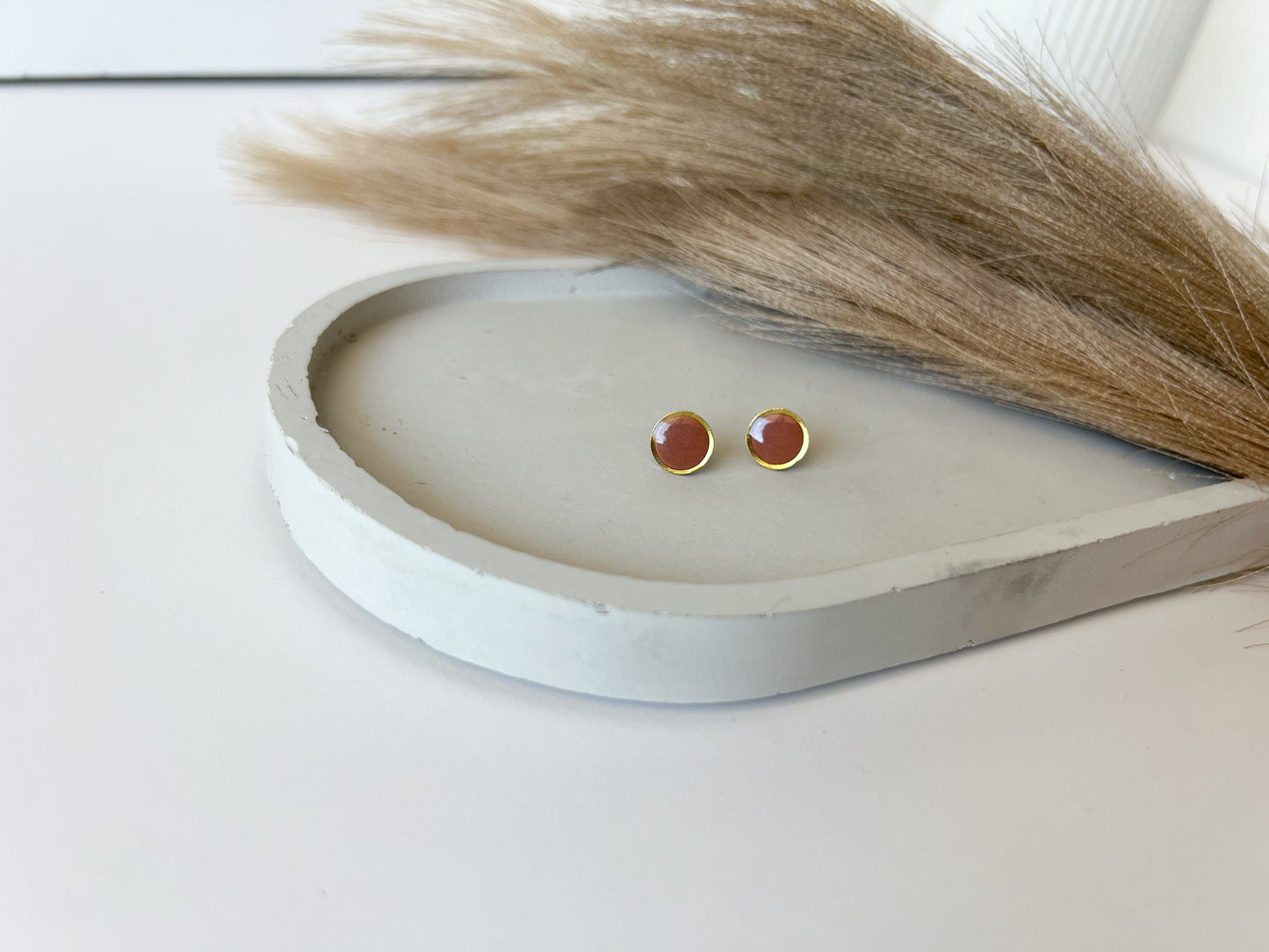Gold Trim Basic Studs | Cinnamon