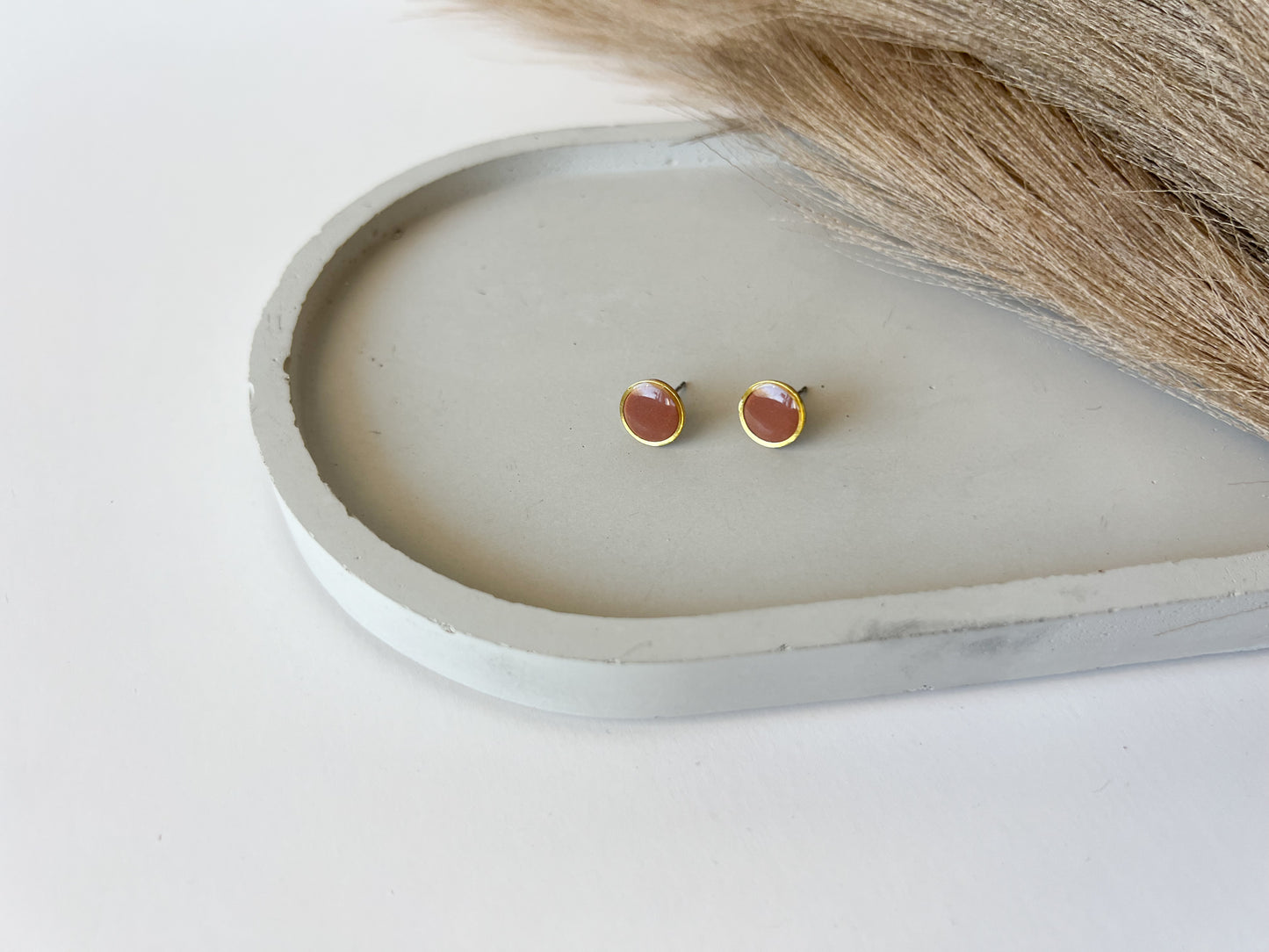 Gold Trim Basic Studs | Cinnamon