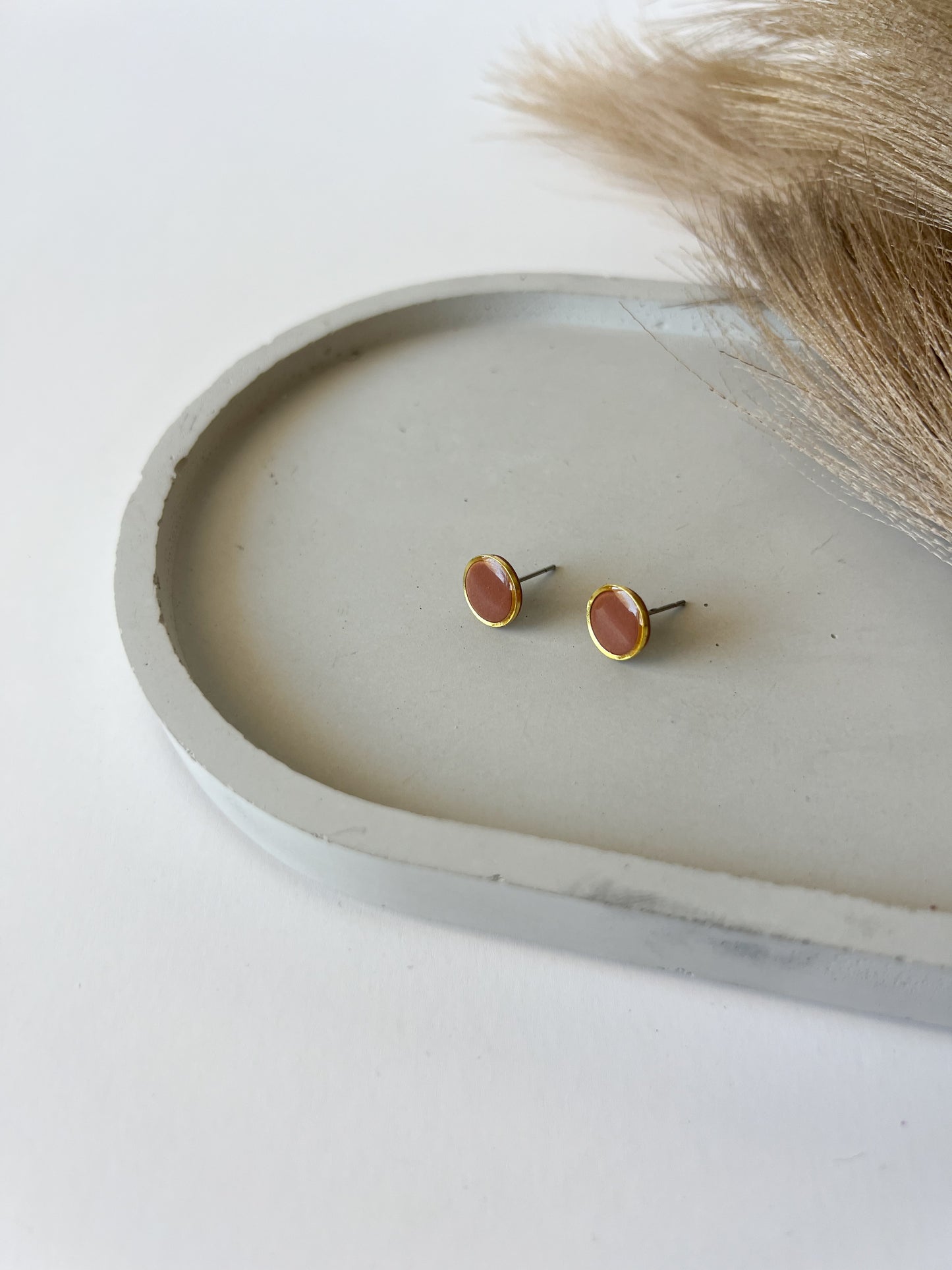 Gold Trim Basic Studs | Cinnamon