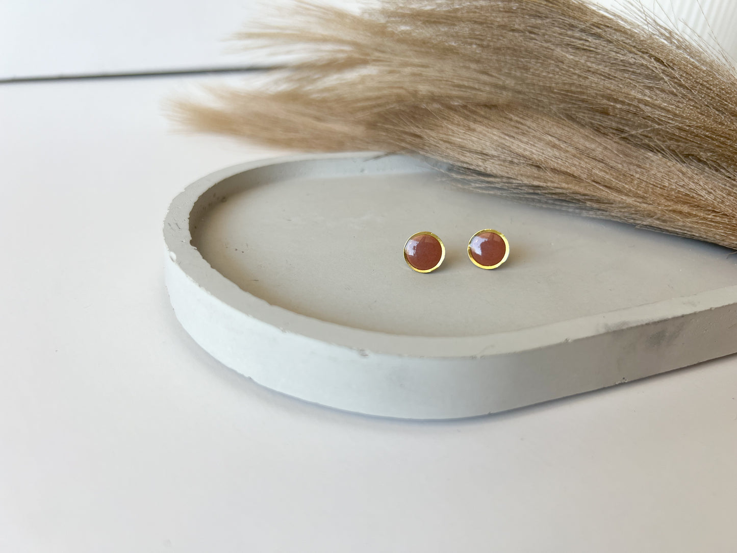 Gold Trim Basic Studs | Cinnamon