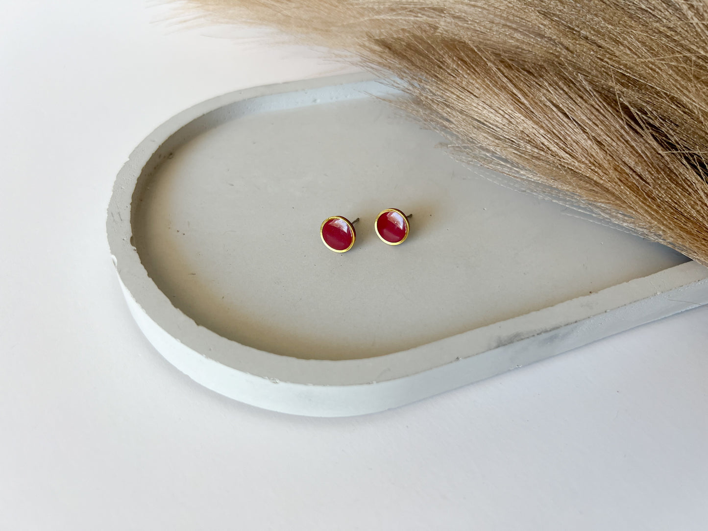 Gold Trim Basic Studs, Red