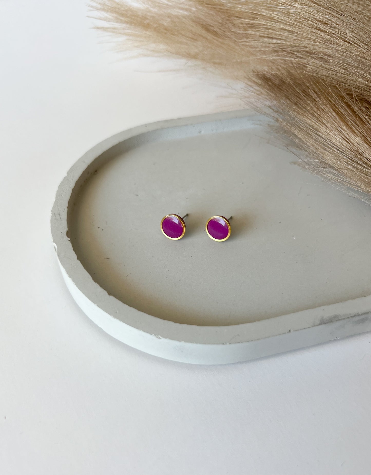 Gold Trim Basic Studs, Turnip